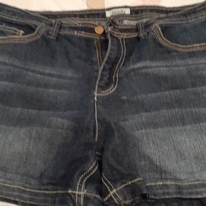 Nwt denim shorts with pocket design never worn